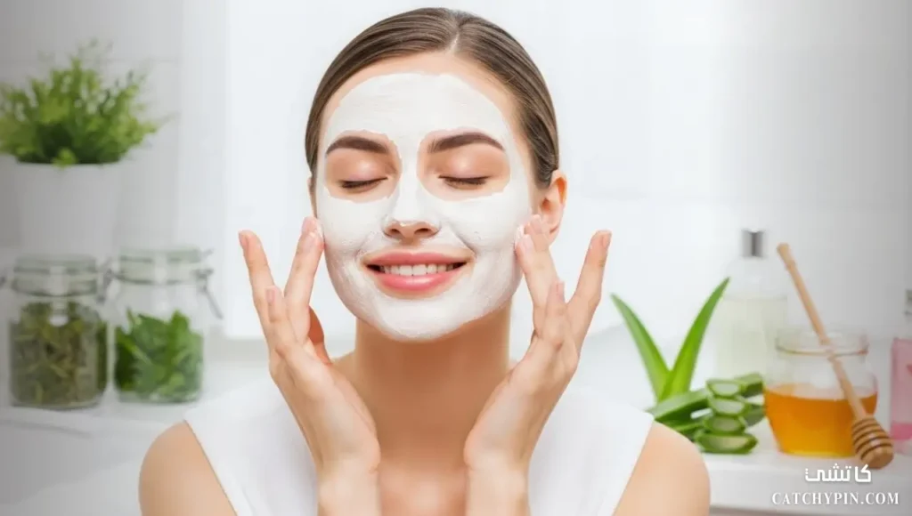 اكتشفي فوائد طين الكاولين للعناية بالبشرة الحساسة والدهنية امرأة تستخدم قناع طين الكاولين على وجهها