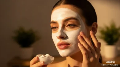 امرأة جميلة تضع قناع طين الكاولين للبشرة