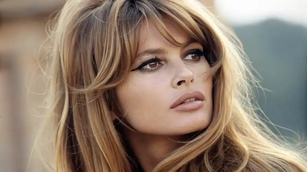 تسريحة باردو تمنح شعرك لمسة رومانسية وكلاسيكية أسلوب فرنسي أنيق مع غرة ستارية وتموجات ناعمة